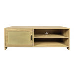 Rack de TV Savanna Rattan 120 cm color madera natural, mueble para televisor con puerta estilo rattan, repisas y espacio para equipos electrónicos.