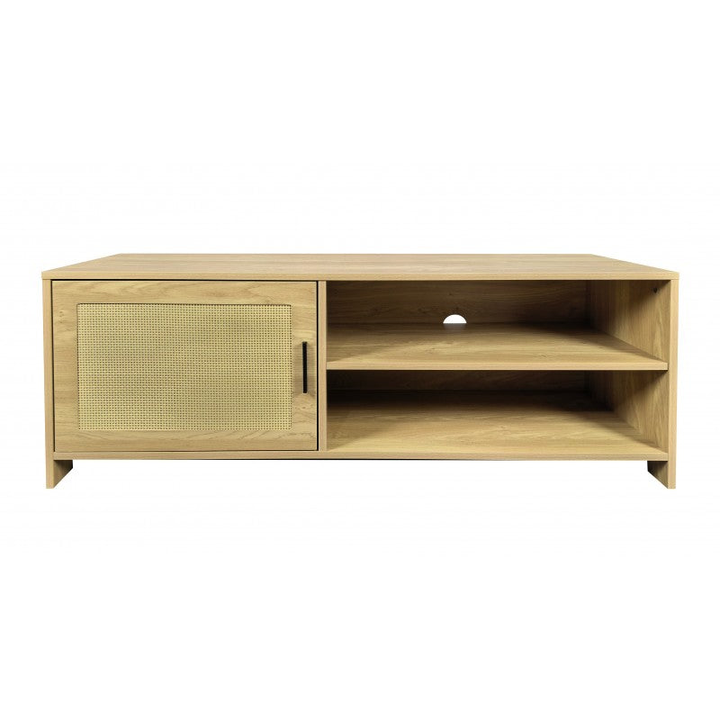 Rack de TV Savanna Rattan 120 cm color madera natural, mueble para televisor con puerta estilo rattan, repisas y espacio para equipos electrónicos.