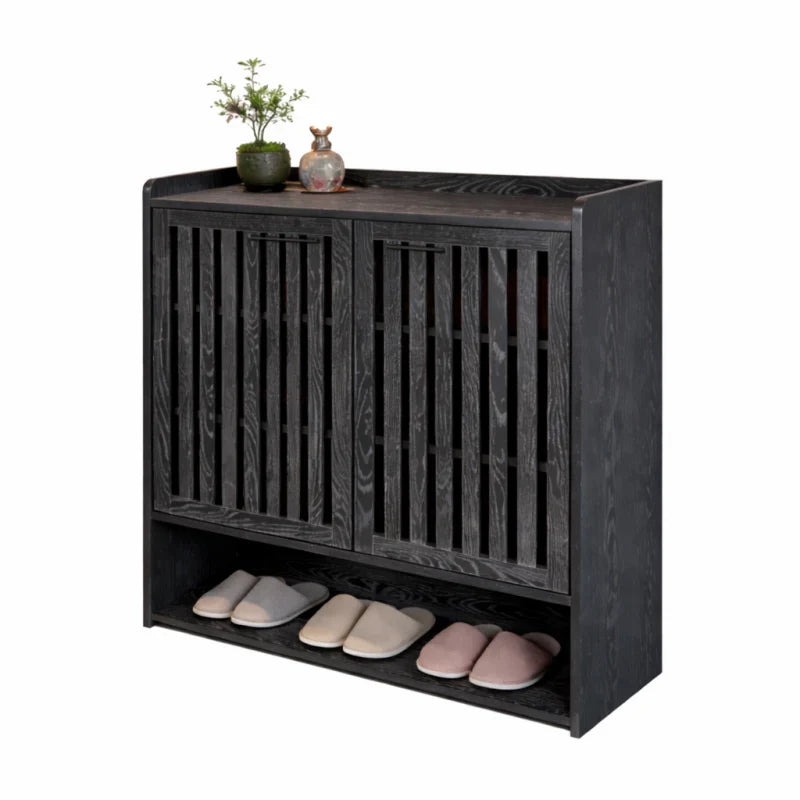 Zapatero Tokio Dark Grey de madera melamínica con capacidad para 16 pares de zapatos, puertas con diseño de listones para ventilación, repisa inferior abierta y superficie superior decorativa, ideal para entradas, dormitorios y living.