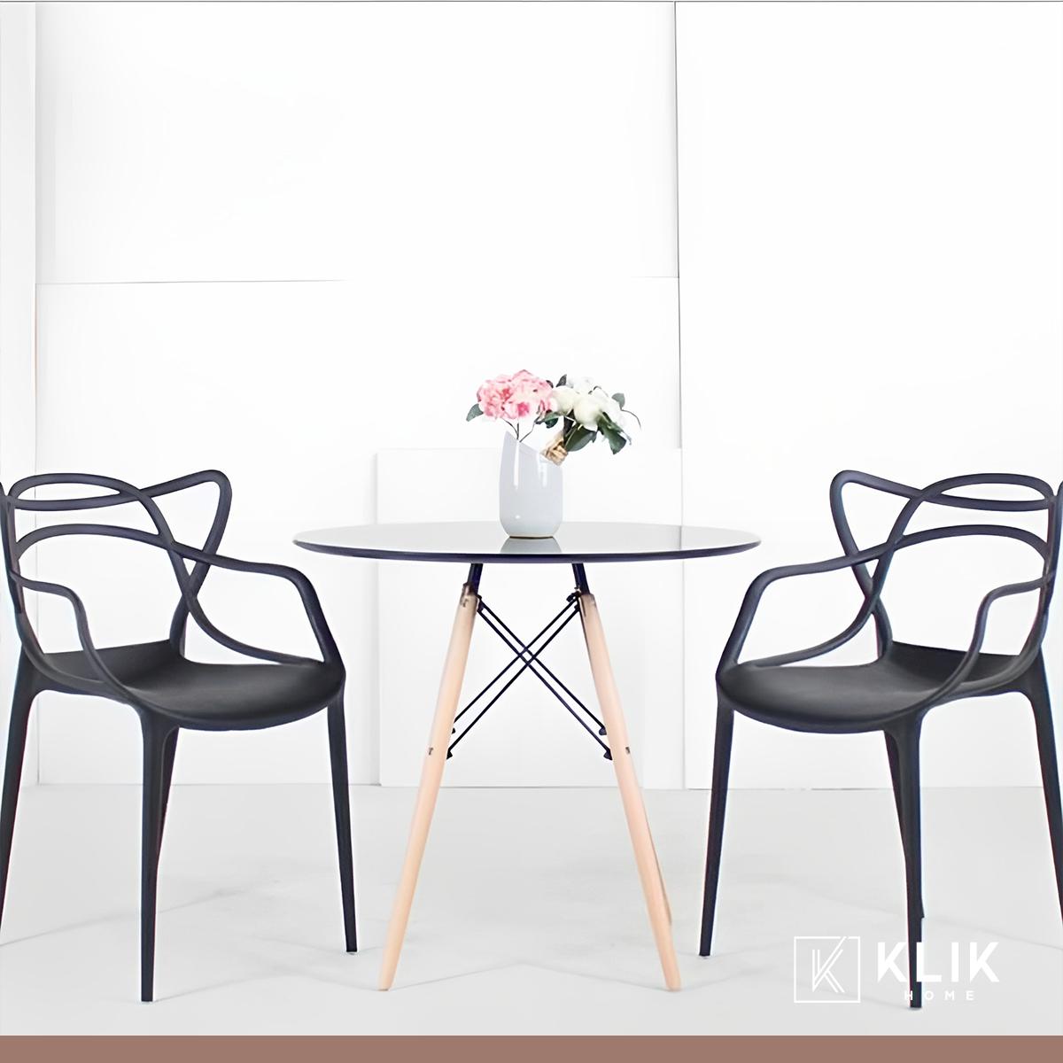 Comedor Terraza - 2 Sillas Master Negras y Mesa Eames de Vidrio 80cm