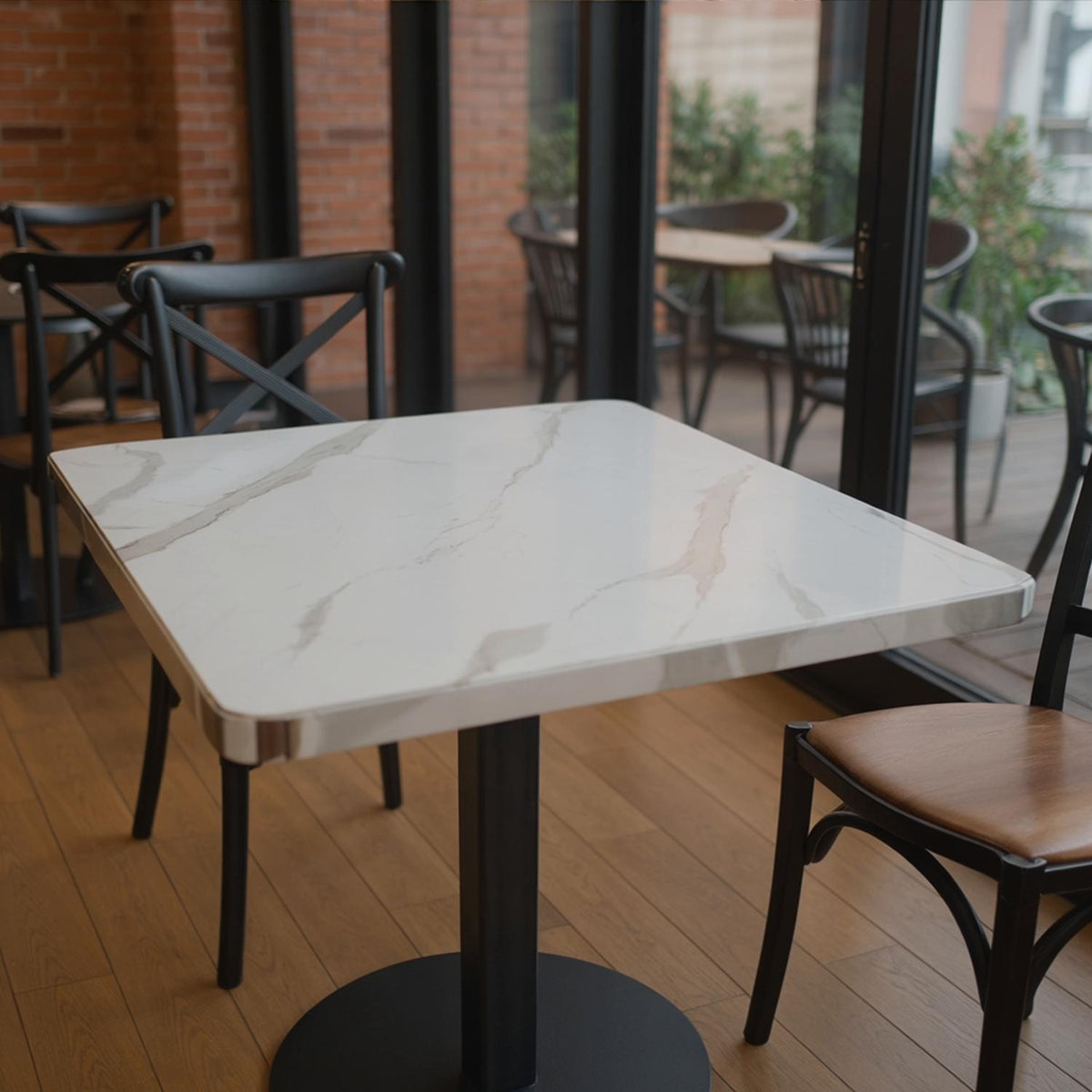 Mesa Parisina 70x70 Marmol Ribete Plateado